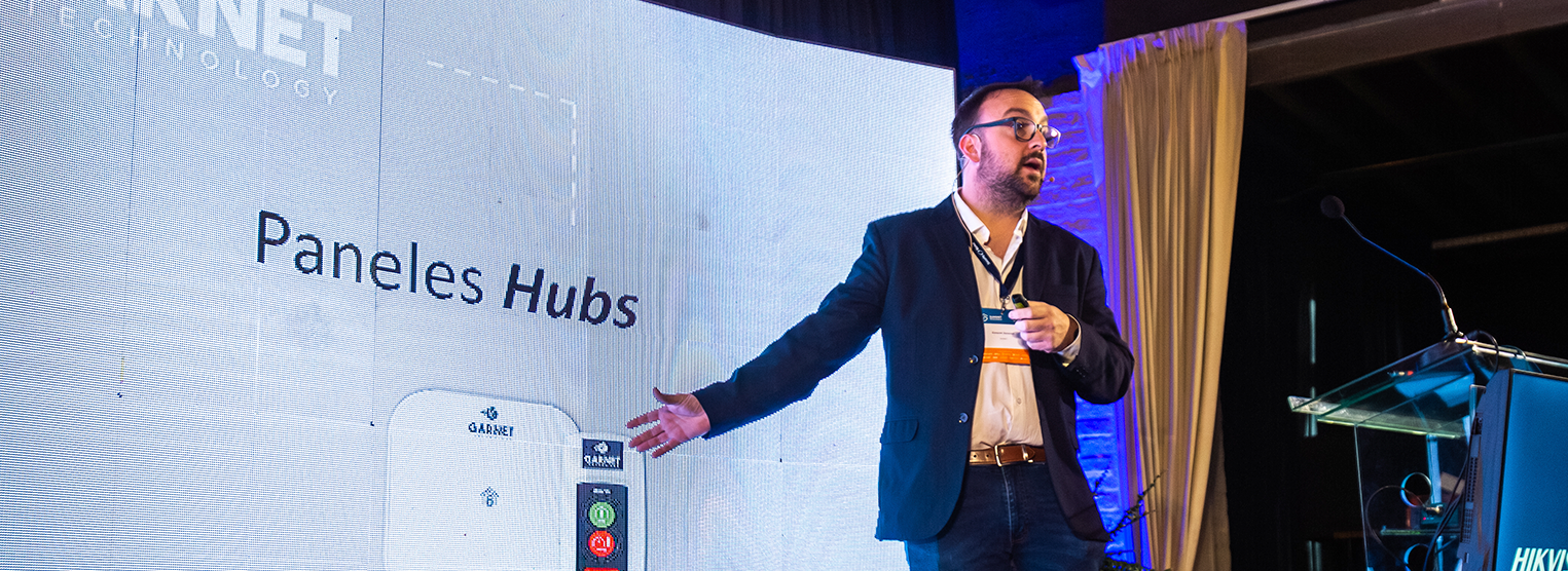 Ezequiel Saracino presentando las soluciones Garnet en el SUMMIT Tecnológico 2026