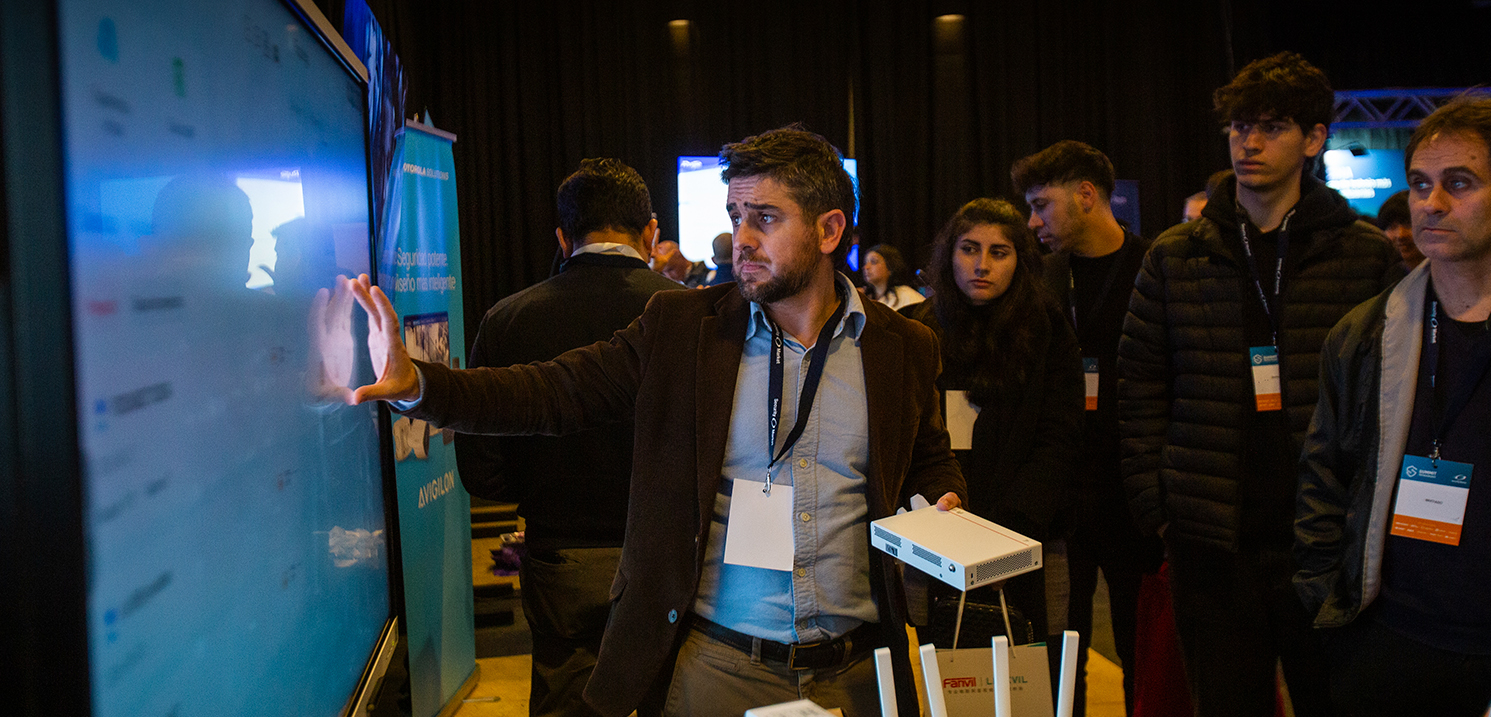 Demostración de soluciones Huawei eKit en el SUMMIT Tecnológico 2026