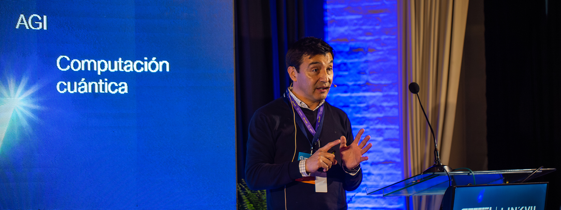 Ricardo Meneses durante la presentación de Lightera en el SUMMIT Tecnológico 2026