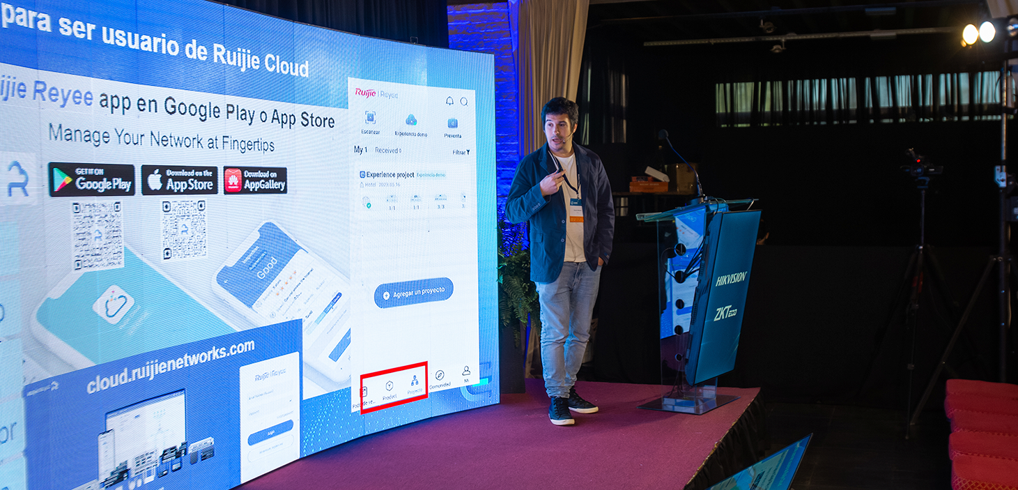 Alejandro Martinelli presentando Ruijie Cloud en el SUMMIT Tecnológico 2026