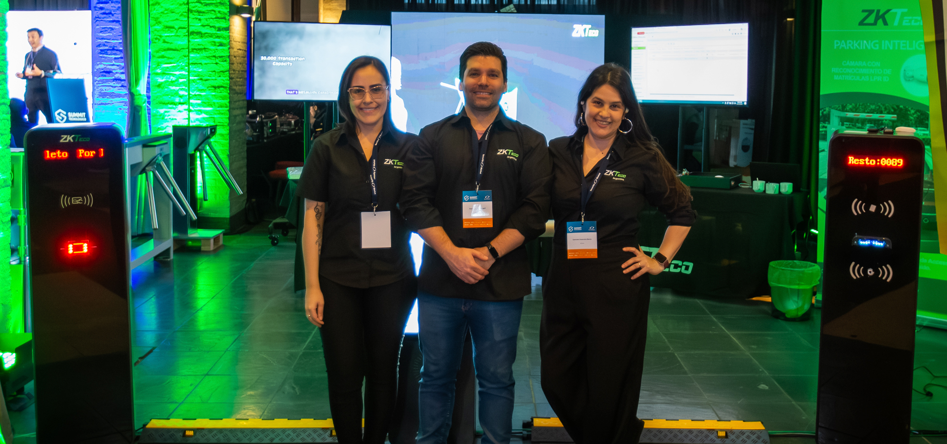 Productos en demostración en el stand de ZKTeco